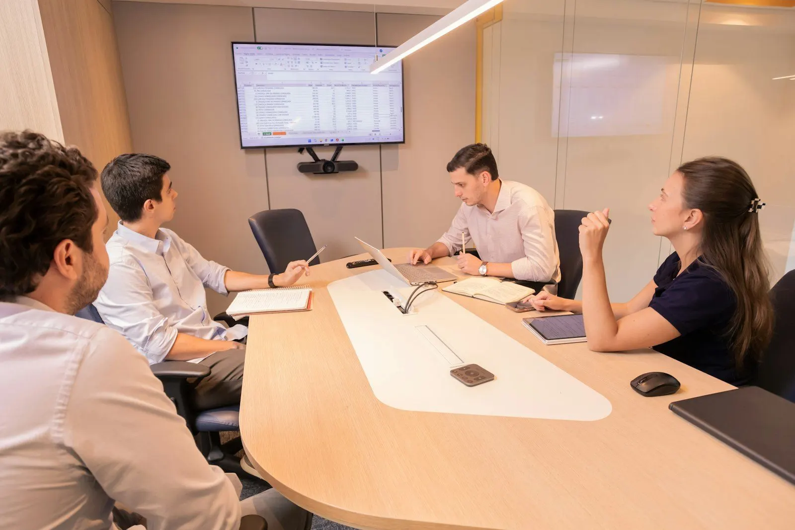 Reunión de equipo en la sala de la empresa